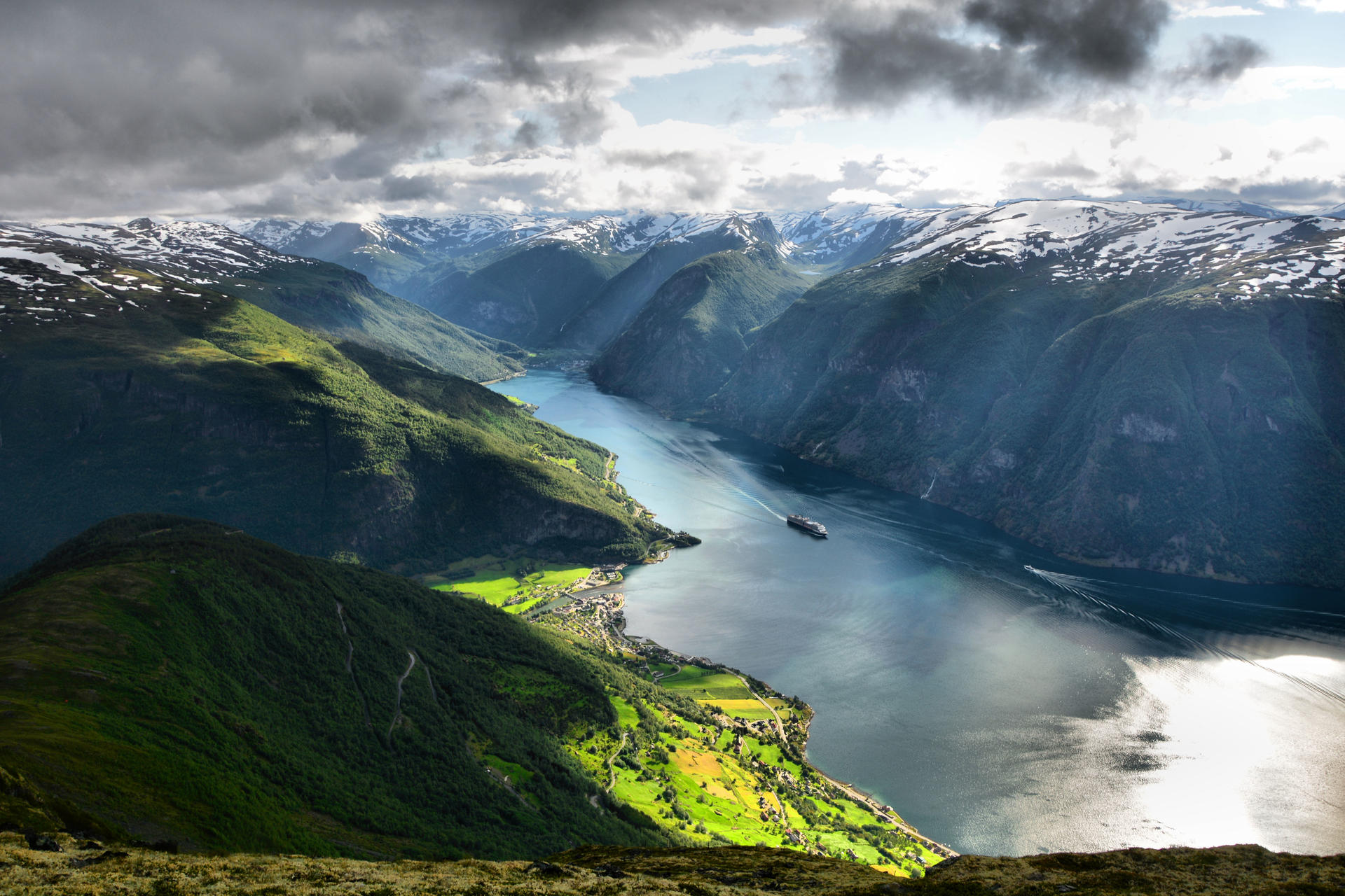 Hiking Jotunheimen Mountains to The Fjords@Dickson
